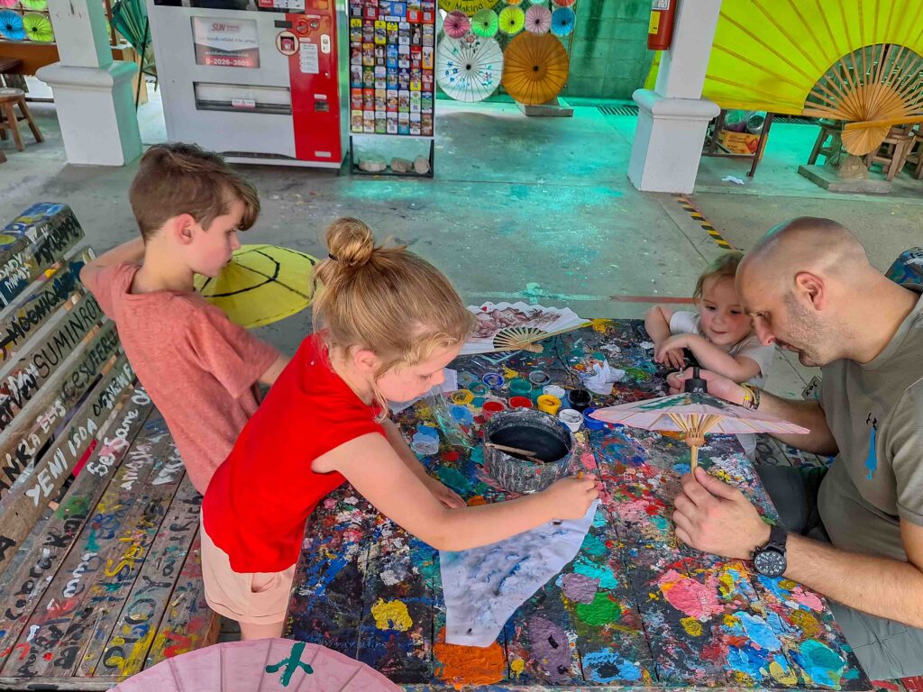 Leuk om te doen met je gezin in Chiang Mai; een kleurrijke parasol schilderen