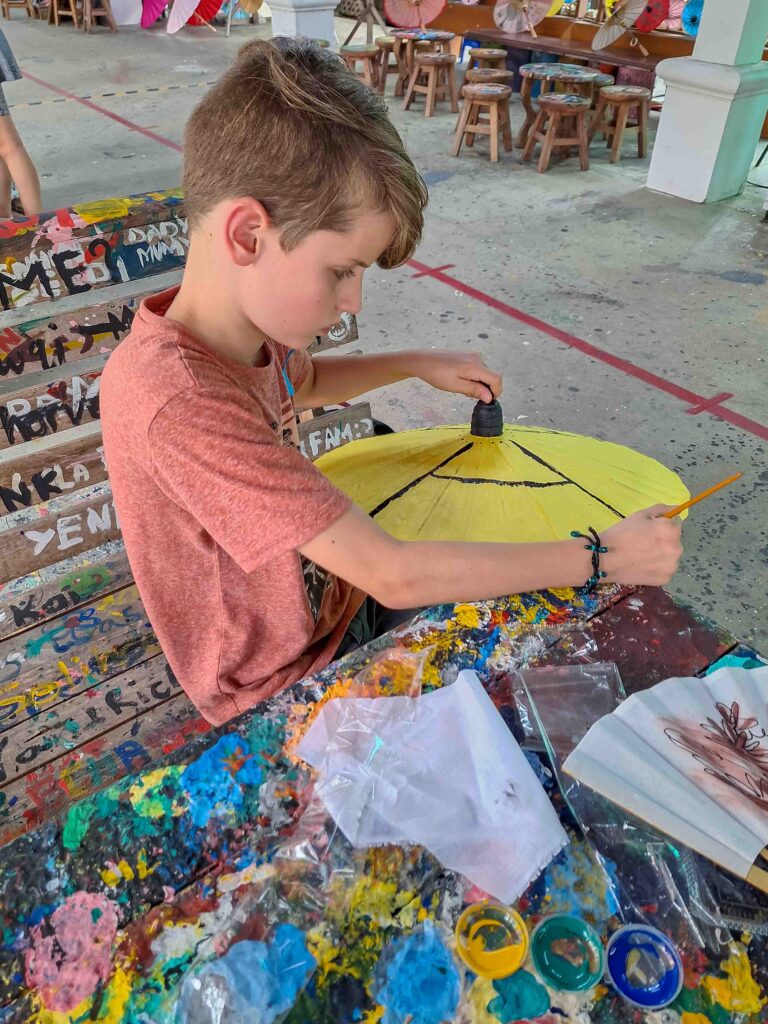 Parasolletje schilderen in Chiang Mai met jonge kinderen