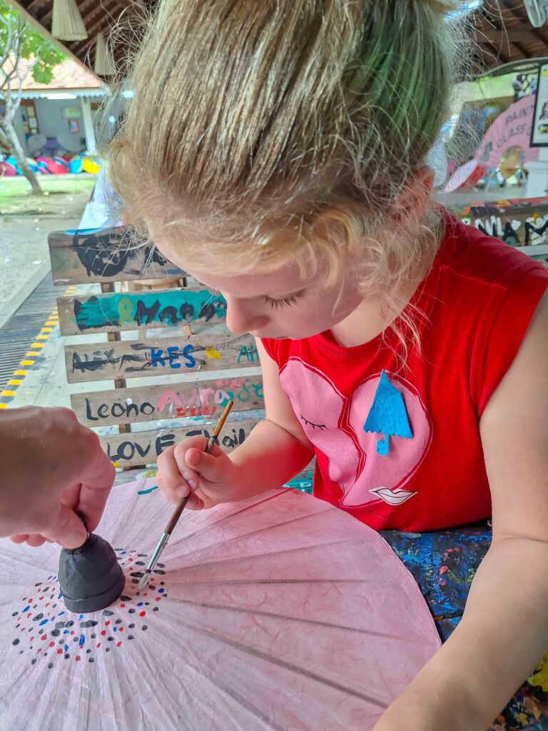 Chiang Mai met jonge kinderen; parasolletje schilderen