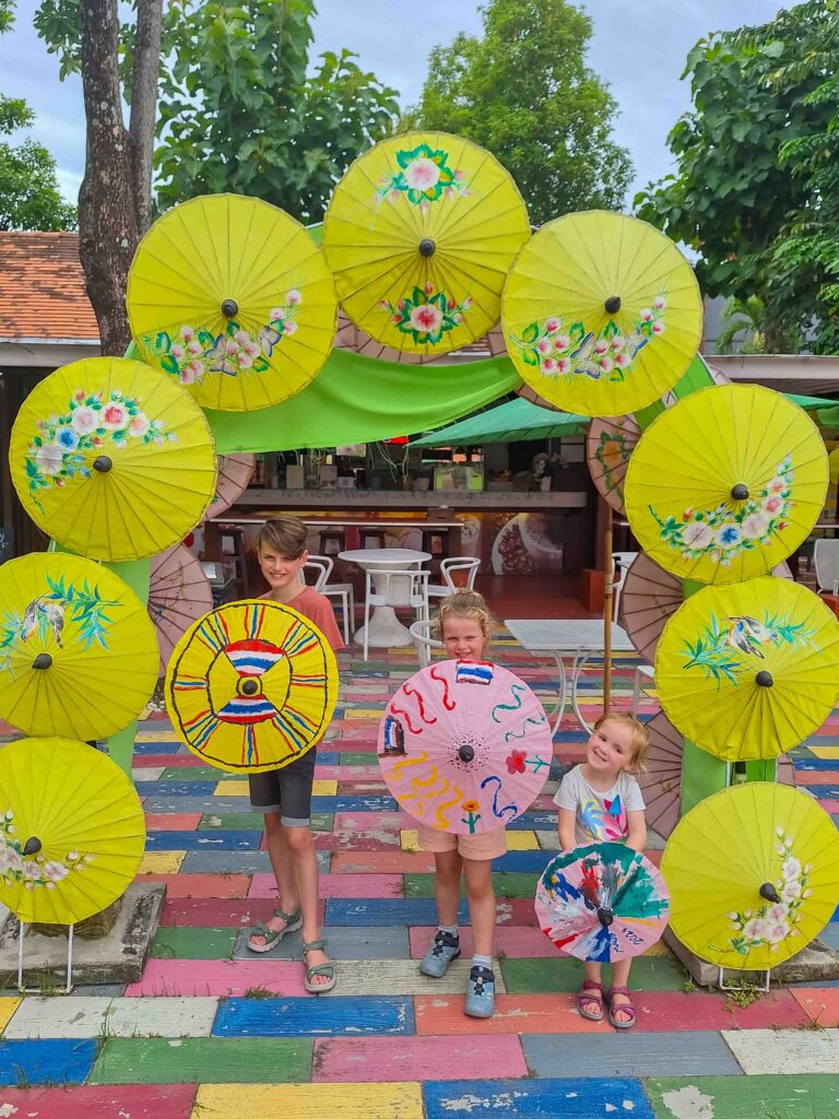 Chiang Mai met jonge kinderen; kleurrijke parasaolletjes