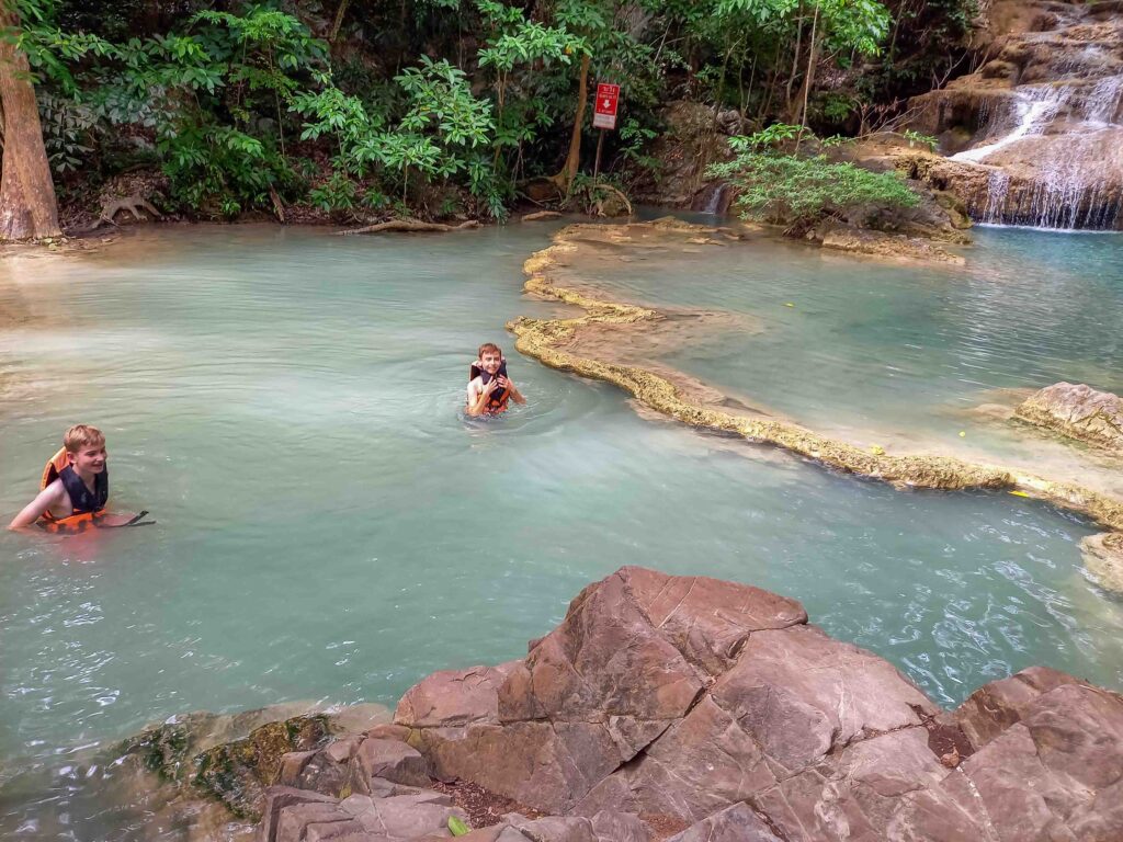 Chiang Mai met jonge kinderen; badderen onder de waterval
