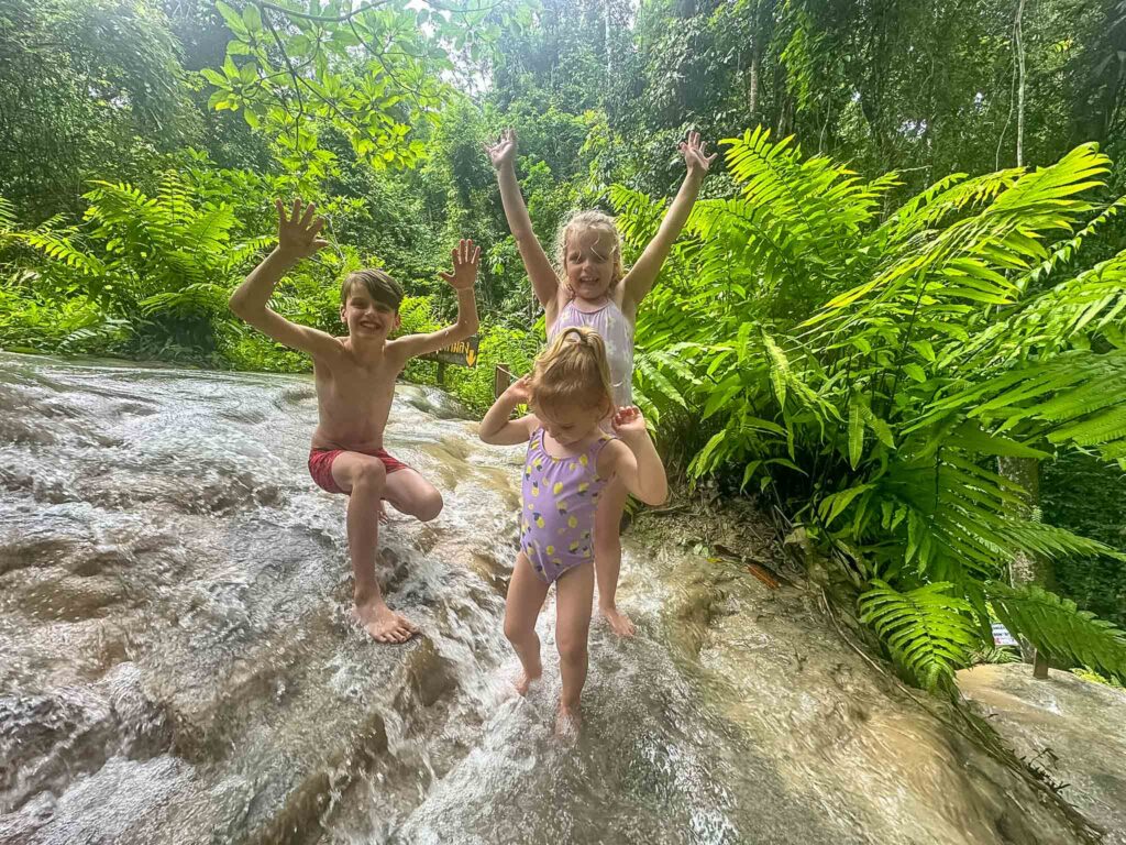 Pret in de waterval; leuk om te doen in Chiang Mai met jonge kinderen