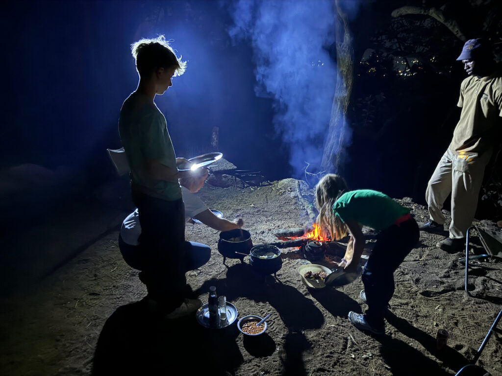 paardrijden in eSwatini; bbq in de grot